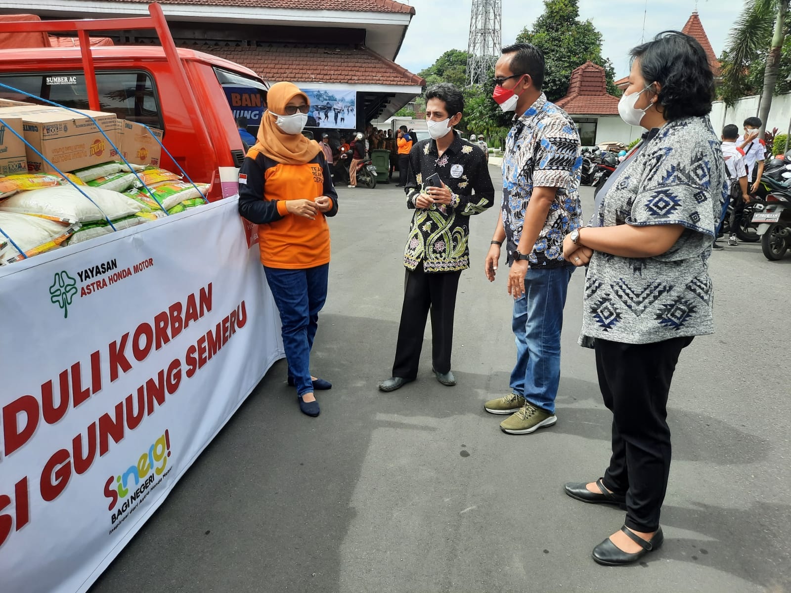 Erupsi Semeru, Yayasan AHM dan MPM Honda Jatim Salurkan Bantuan untuk Korban Pengungsian