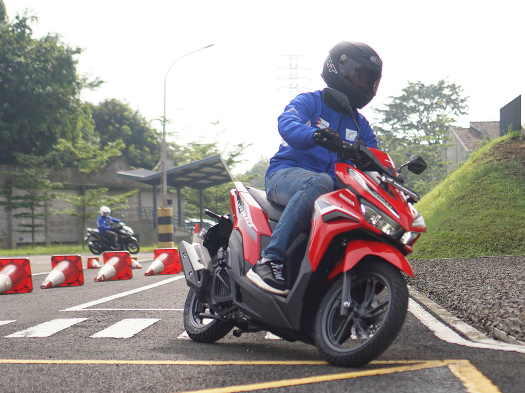 Penyebab Motor Oleng Saat Menikung di Jalan