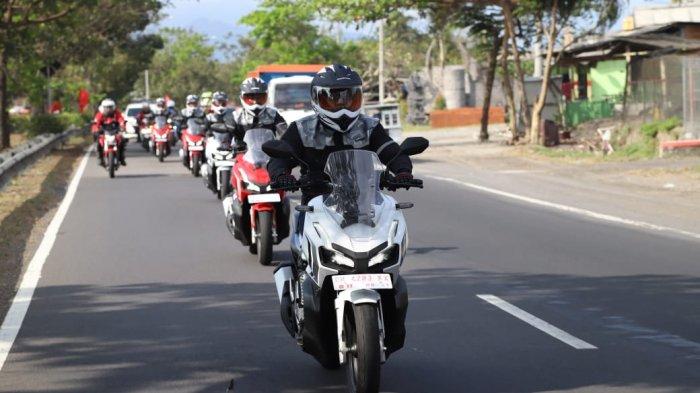 Touring Motor Jarak Jauh, Enak Motor Matic Atau Manual?