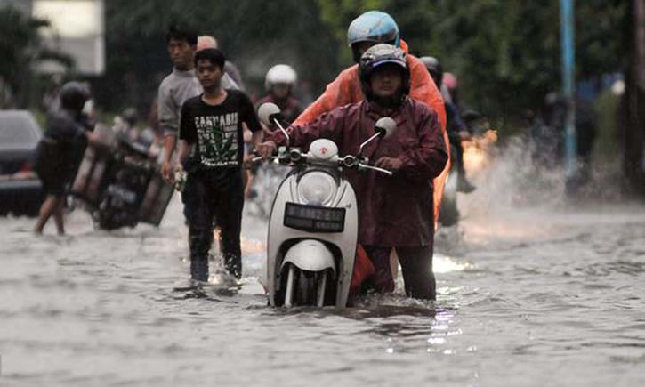 Jangan Sampai Mogok! Ini 3 Tips Aman Motor Terobos Banjir