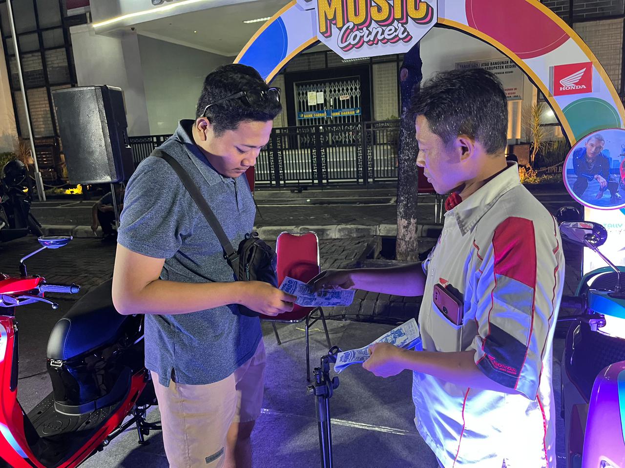 Scoopy Fashion Music Corner Hadir Serentak 4 Kota di Jawa Timur, Generasi Muda Tampil Stylish dan Penuh Gaya!
